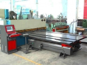 剪板機前送料機